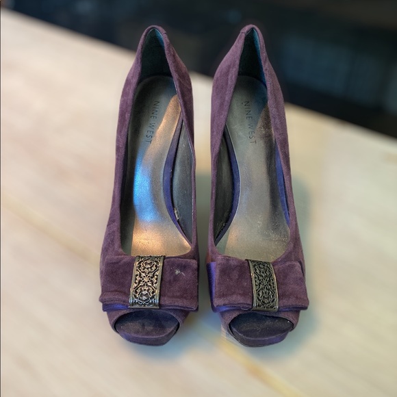 Nine West purple suede jeweled bow pumps. ❤️ - Picture 3 of 4